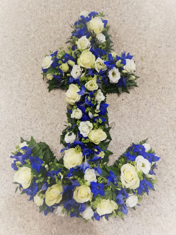 Vakkert anker med sesongens blomster